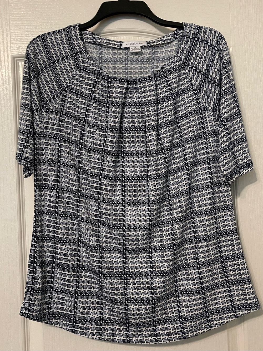 Liz Claiborne Navy & White Geometric Short Sleeve Top w/ Pleated Front Detail.